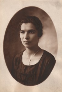 Esther (Fera) Citron Aptekar as a young woman.